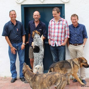 Meerlust 40th - Roelie, Hannes, Chris & Eddie & dogs.JPG